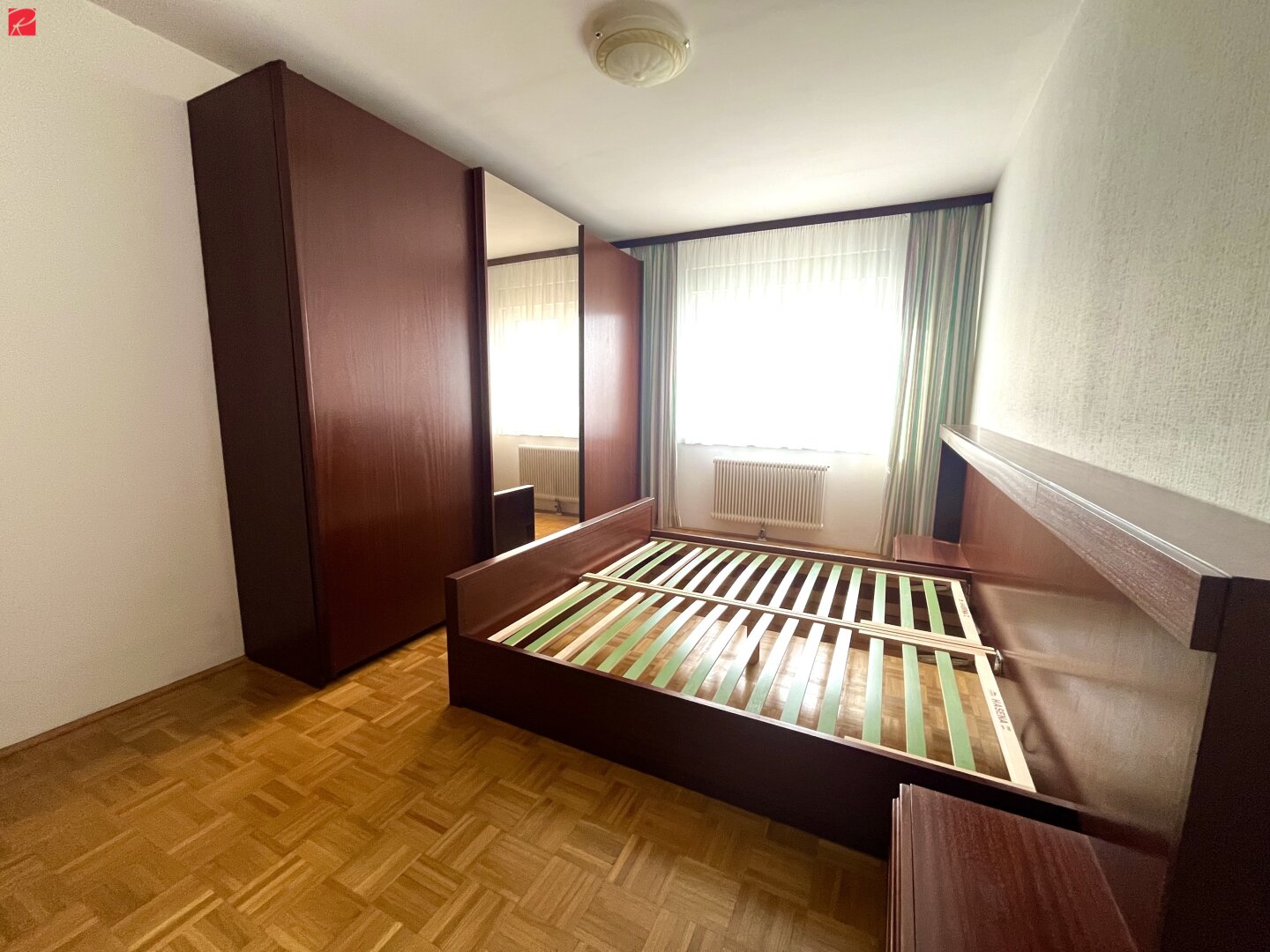 Schlafzimmer: Blick von der Komode Richtung Fenster mit Traunsteinblick