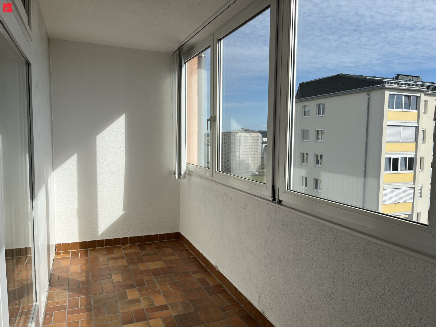 Loggia mit Blick von der Hebeschiebetürposition Richtung Osten