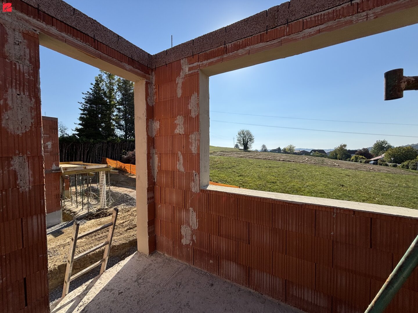 Traumaussicht auf Wiesen und Wälder