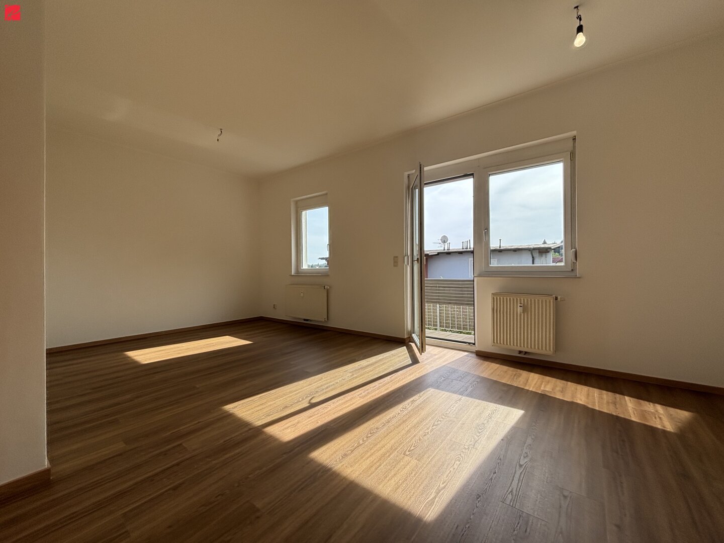 Wohnbereich mit großen Fensterfronten