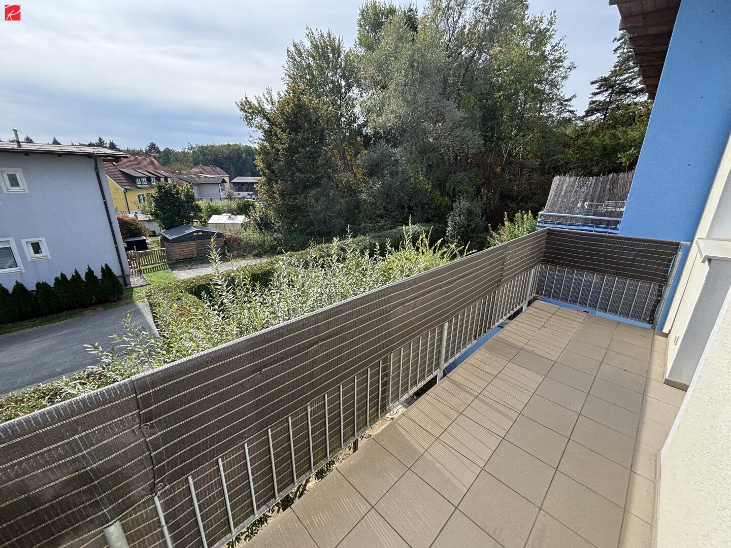 Großzügiger Balkon mit Grünblick